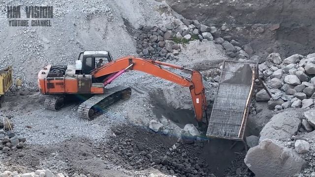 Hitachi EX200 Loading Dump Trucks & Sorting Rocks in Rocks Quarry - Aceh, Sumatera, Indonesia смотреть онлайн
