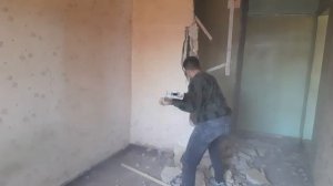 Демонтаж гипсолитовой стены кувалдой. Снос стены кувалдой
