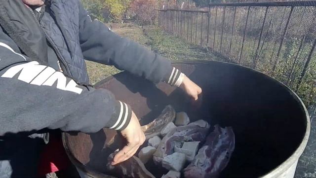 Коптильня на даче. Коптим грудинку. Отдых. Осень .Дача. смотреть онлайн