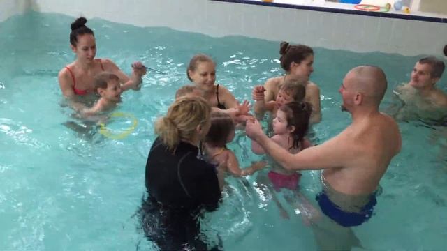 Разминка в бассейне - Обучение плаванию в бассейне в Минске для детей (Курсы,Секция,занятия) смотреть онлайн