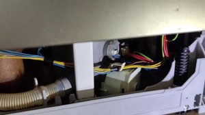 Посудомоечная машина течет. Протечка воды в поддоне посудомоечной. Чаша поддона. Деформация