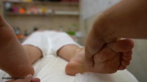 Как делать расслабляющий массаж стоп Как расслабить мышцы стоп ног с помощью массажа за 7 минут