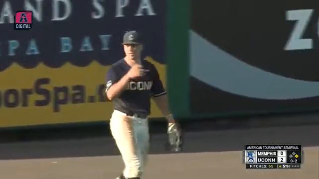 UConn Senior Jack Sundberg Makes Fearless Catch In Center Field смотреть онлайн
