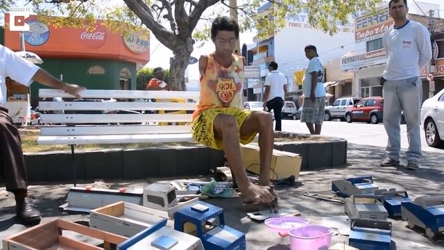 Человек делает игрушки ногами смотреть онлайн