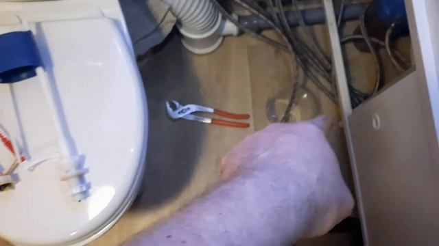 Борьба с Сантехникой - часть 2, поплавок сливного бачка унитаза, замена смотреть онлайн
