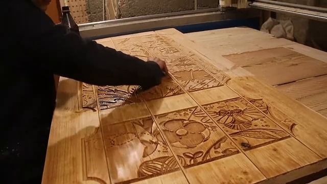 #Дверь Дверь в баню. Красивый узор с цветами и стрекозами смотреть онлайн