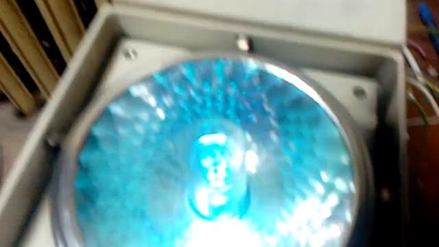 Вид металлогалогенной лампы PHILIPS Master Colour CDM-R111 35W/830 24D в разобранном виде. Пуск