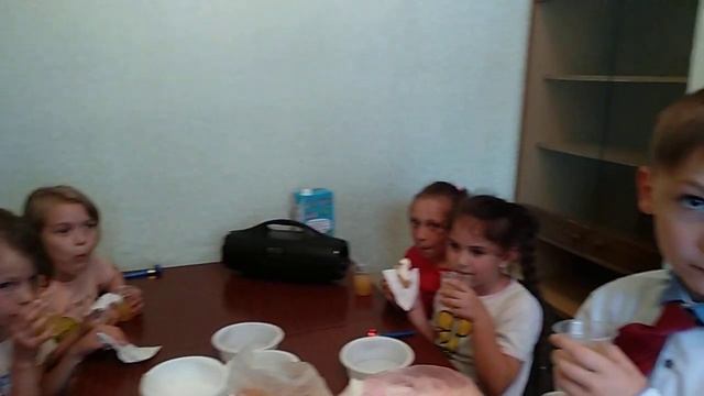 Мы пьём сок и кушаем сладости в школе в честь дня рождения нашей учительницы смотреть онлайн