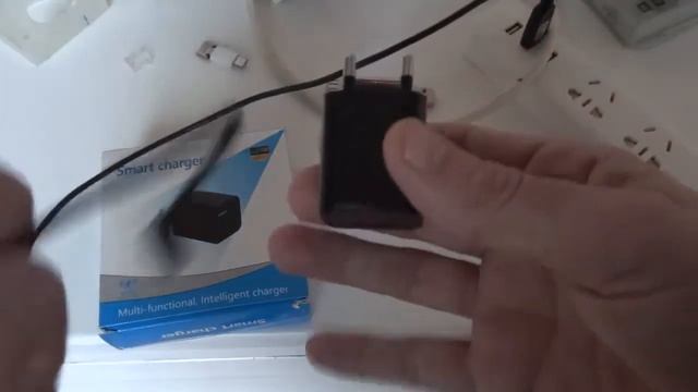 Essai d'un chargeur secteur USB équidé d'une caméra espion 1080p intégrée (Gearbest) смотреть онлайн