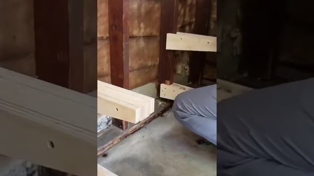 Сделать деревянную полку .