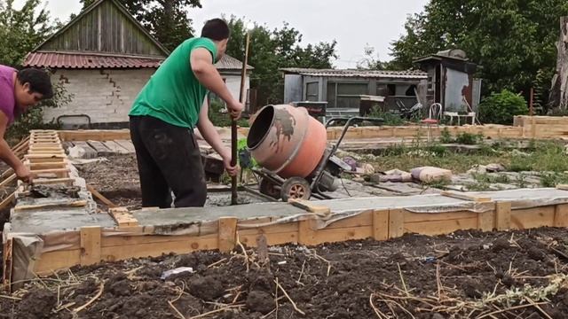 Стройка сарая. Заливка фундамента. смотреть онлайн
