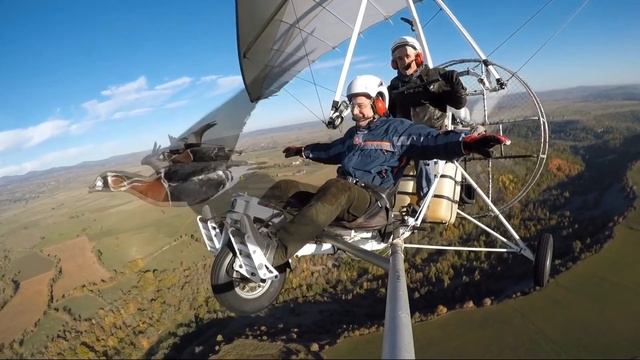 ЗАХВАТЫВАЮЩЕЕ ЗРЕЛИЩЕ! Полет с птицами на аэроплане! смотреть онлайн