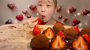 ASMR Handmade Strawberry Chocolate Mochi Daifuku【Mukbang/ Eating Sounds】【English subtitles】