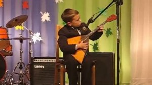 мальчик играет на балалайке