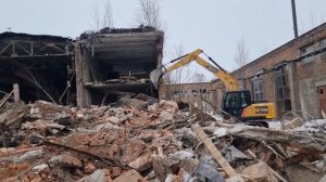 маленький экскаватор«Саня» (SANY 135)и большой завод