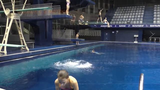 Прыжки в воду в аквапарке "Фристайл". Funny Family Minsk. Весёлая семья Минск смотреть онлайн