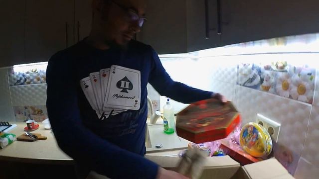 ПОСЫЛКА ОТ РОДИТЕЛЕЙ / КУЧА КОНФЕТ смотреть онлайн