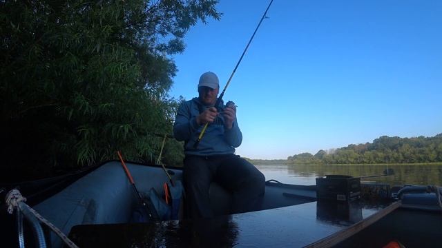 Ночевка на реке в лодке. Рушим стереотипы. Рыба клюет смотреть онлайн