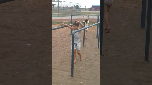 Подтягивания и отжимания тренерованного 6-и летнего сына смотреть онлайн