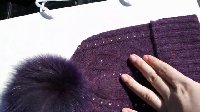 Фиолетовая шапка из 100% кашемира со стразами Swarovski смотреть онлайн