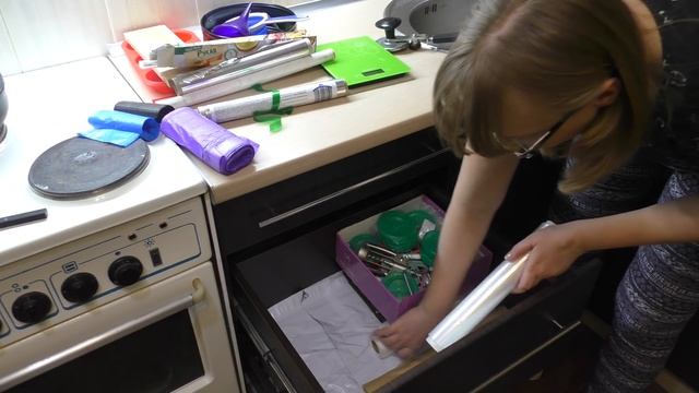 Влог, 25 марта, Расхламление в кухонных шкафах, Решена проблема щелей у плиты, Обычные будни смотреть онлайн