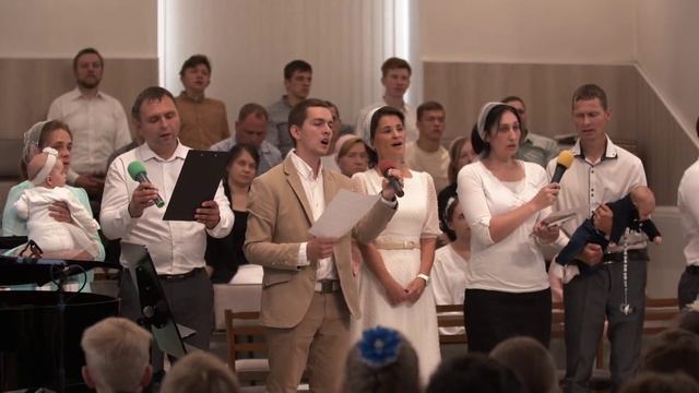 К Тебе своих детей приносим, дивный Боже..