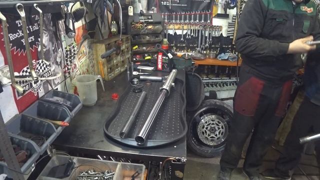 Замена сальников и масла вилки Yamaha XJR400. fork oil change смотреть онлайн