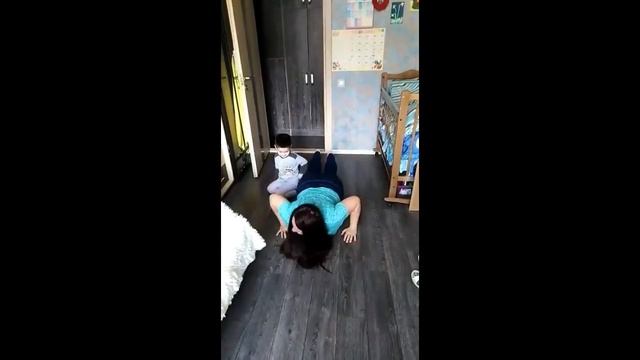 Мишаня занимается физкультурой вместе с мамой. Совместные занятия мамы и малыша проходят с пользой! смотреть онлайн