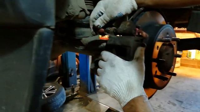 Замена задних тормозных дисков и колодок 120 Прадо смотреть онлайн