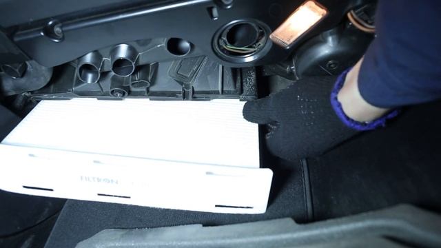 Cómo cambiar Filtro de Habitáculo en VW PASSAT B6 [VÍDEO TUTORIAL DE AUTODOC] смотреть онлайн