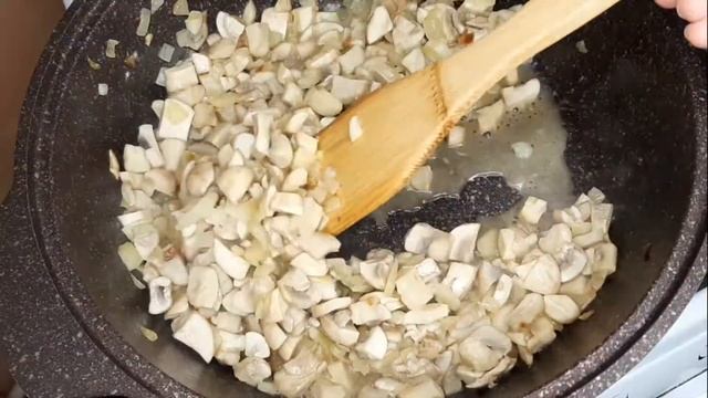 СЫРНЫЕ ТАРТАЛЕТКИ С ГРИБАМИ НА ПРАЗДНИЧНЫЙ СТОЛ.CHEESE TARTLETS WITH MUSHROOMS ON THE FESTIVE TABLE смотреть онлайн