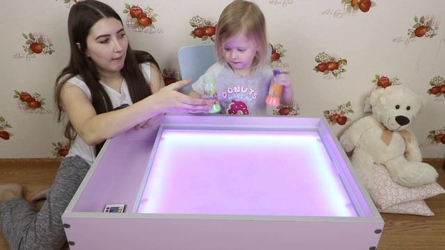 Световой стол для рисования песком. Ненамокающий аквапесок вместо обычного. Развлечения для детей. смотреть онлайн