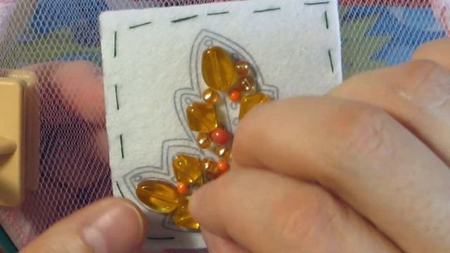 Вышиваем брошь "Листик" бисером и бусинами по готовому набору/Часть 1 смотреть онлайн