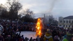 Праздник Масленица жгут чучело