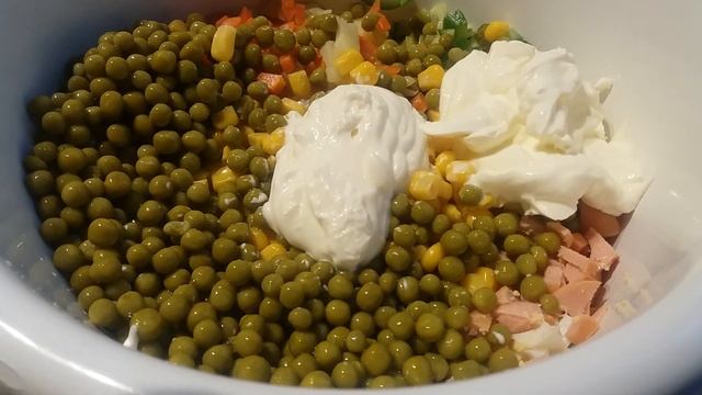 Оливье со свежим огурчиком. Модный рецепт. смотреть онлайн