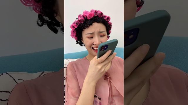 外婆意外使用時間鬧鐘，瞬間變回18歲，包租婆竟然把她當芋頭揍！ 【芋頭快跑】 смотреть онлайн