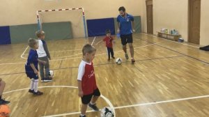 Малыши 5-6 лет играют в футбол и учаться новым приёмам / Школа футбола «Специфик»