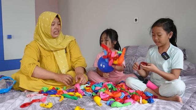 SERUNYA KEYSHA BERMAIN BALON SAMBIL MENGENAL WARNA DAN BERNYANYI смотреть онлайн
