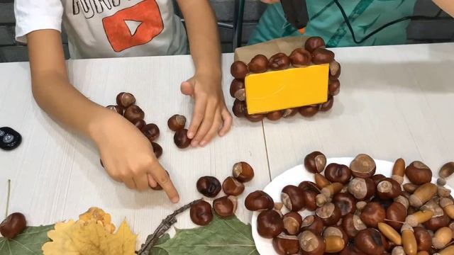 Лёгкие осенние поделки ОСЕННЯЯ поделка из природных материалов из КАШТАНОВ ЛИСТЬЕВ ЖЕЛУДЕЙ смотреть онлайн