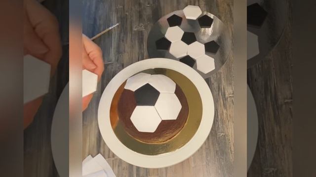 Как приготовить торт в виде футбольного мяча. Torte mit Fußball. ￼￼Football cake смотреть онлайн