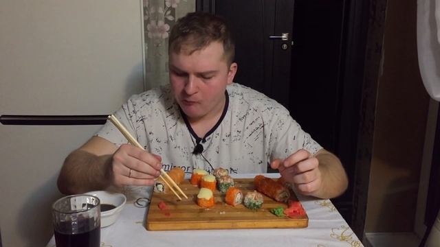Суши много не бывает| обзор доставки от Ollis| mukbang eating мукбанг итинг slurp обжор sushi rolls смотреть онлайн