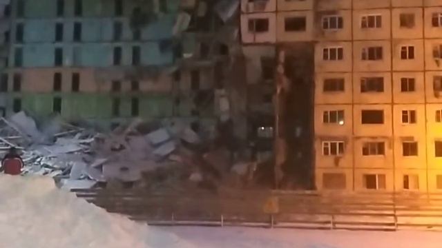 Обрушение девятиэтажки рядом с детьми в Норильске попало на видео смотреть онлайн