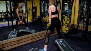 Приседания сумо с гирей