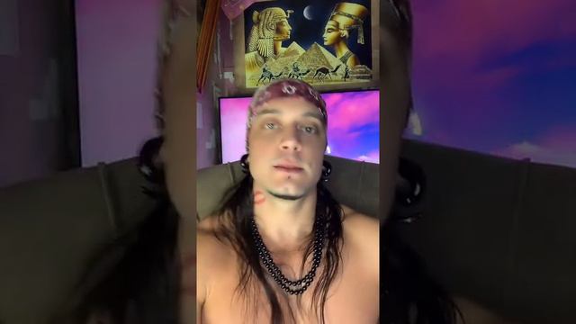 Что Происходит, Когда Девушка Слушает Подруг. Стрим В Тик Ток смотреть онлайн
