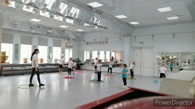 Цирковая студия "Юная плеяда". Младшая группа. Жонглирование, обручи, скакалки. смотреть онлайн