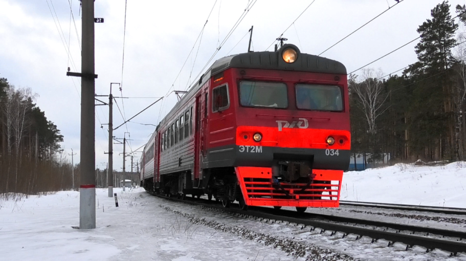 Встреча двух электричек. ЭТ2М-034 в Каменск и ЭС2Г-160 "Ласточка" из Каменска