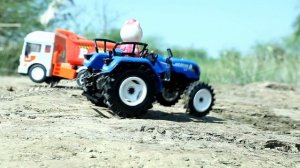 Грузовички с камнями прыгают через карьер