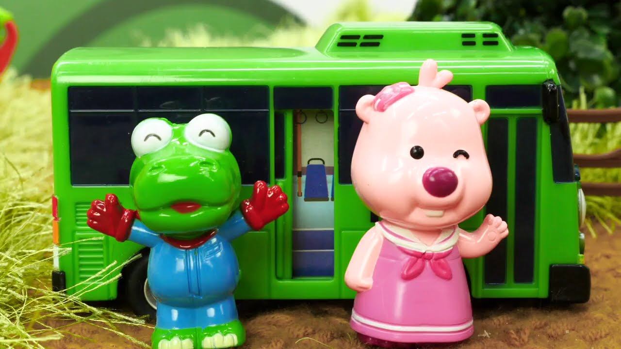 Tayo toys at the farm! New videos for kids with farm animals toys. смотреть онлайн