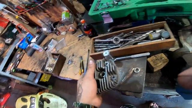 Как вставить ввертышь ( ГУЖОН ) для свечки, в головку на 2т мопеде. смотреть онлайн