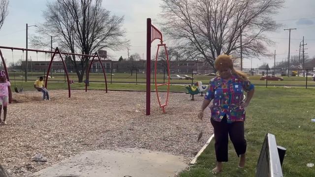 Auntie takes the kids to the park смотреть онлайн